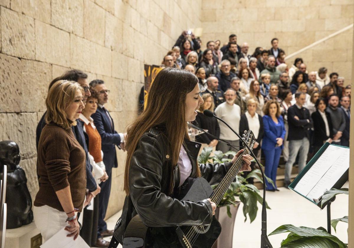 La cantautora Daniela Donamaría, en primer término, con los participantes en el acto, en el vestíbulo del ayuntamiento logroñés.