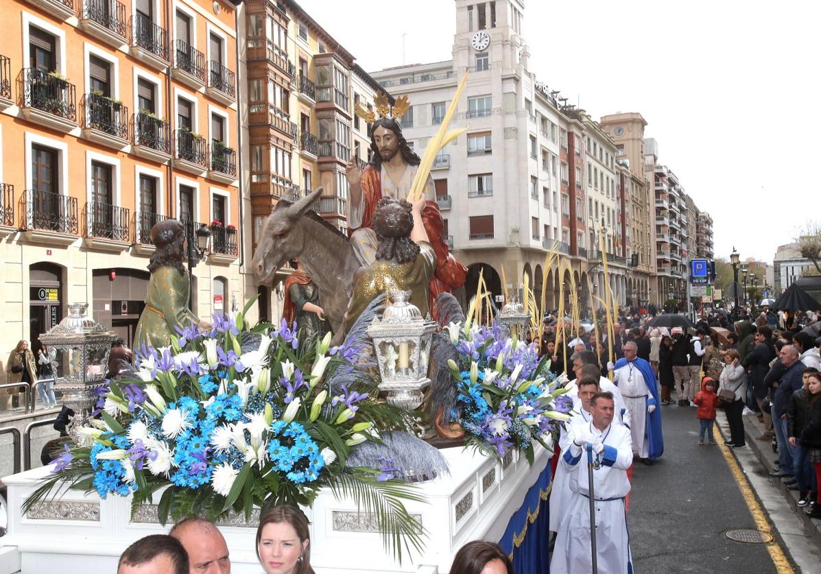 La primera salida de la 'borriquilla' de este año, el pasado 2 de abril, acompañada de su cofradía, la de la Entrada de Jesús en Jerusalen.