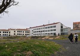 Alumnos de la ESO se dirigen al SIES de Villamediana por el descampado donde se ha proyectado el nuevo instituto.