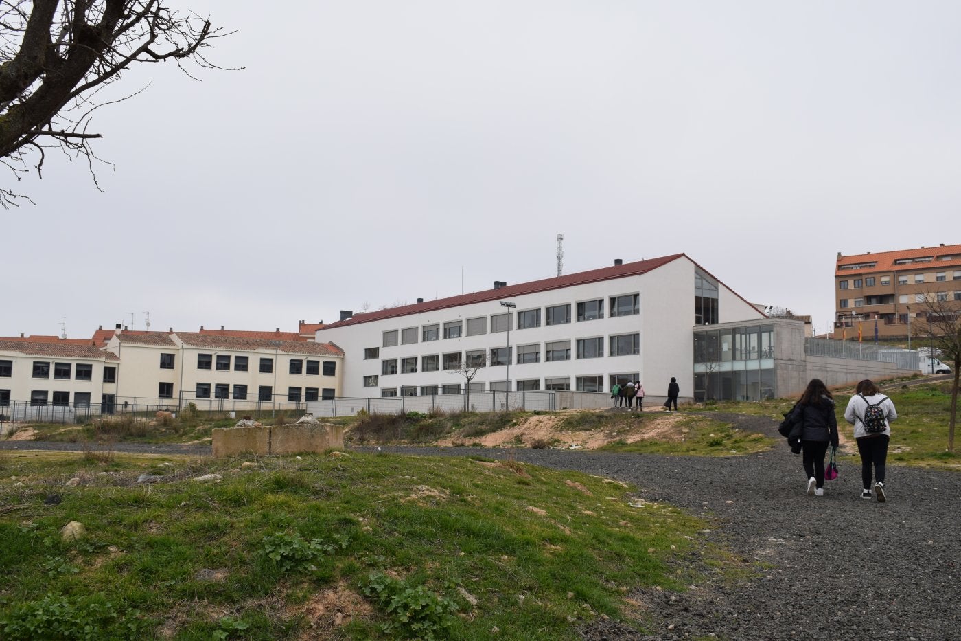 Alumnos de la ESO se dirigen al SIES de Villamediana por el descampado donde se ha proyectado el nuevo instituto.