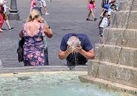 Un hombre trata de refrescarse en plena ola de calor.