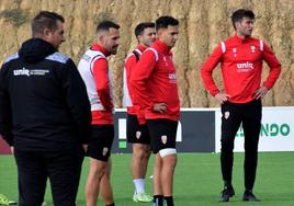 Diego Martínez observa a sus jugadores en un entrenamiento.