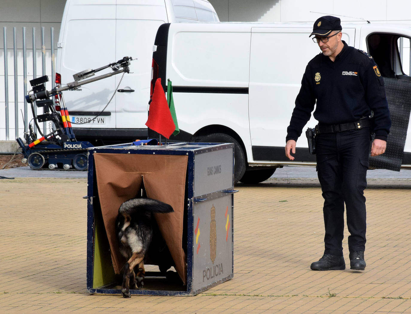 La Policía Nacional se acerca a los niños