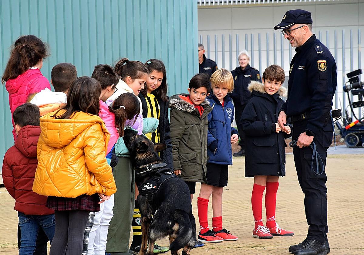 La Policía Nacional se acerca a los niños