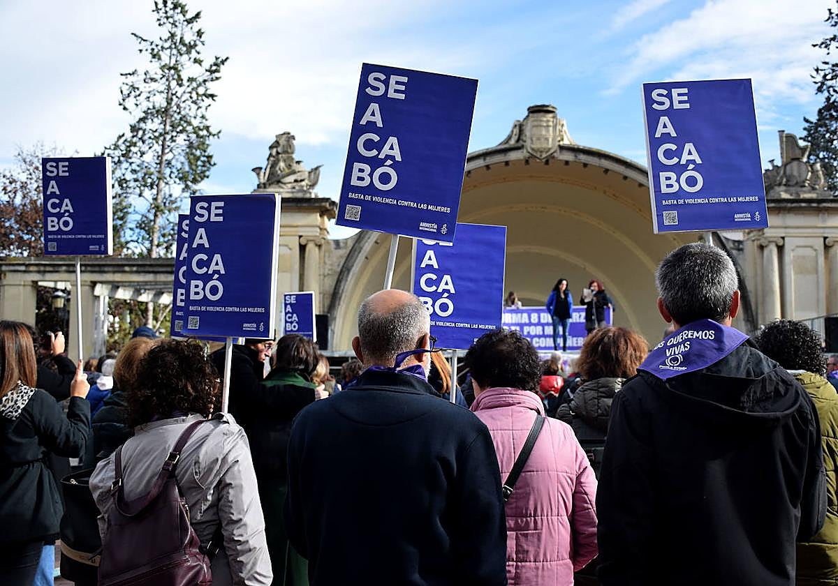 Galería | Concentración en El Espolón contra la violencia machista