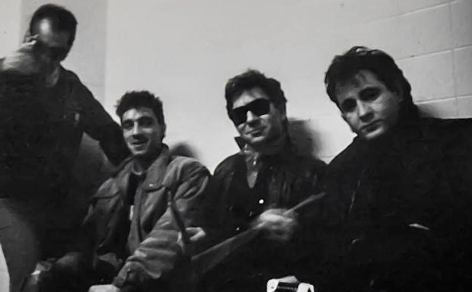 Imagen principal - Burning en el camerino, y Pepe Risi en acción, en el Iberpop '85. Abajo a la derecha, Nacho García Vega y Antonio Vega, de Nacha Pop, en Iberpop '84