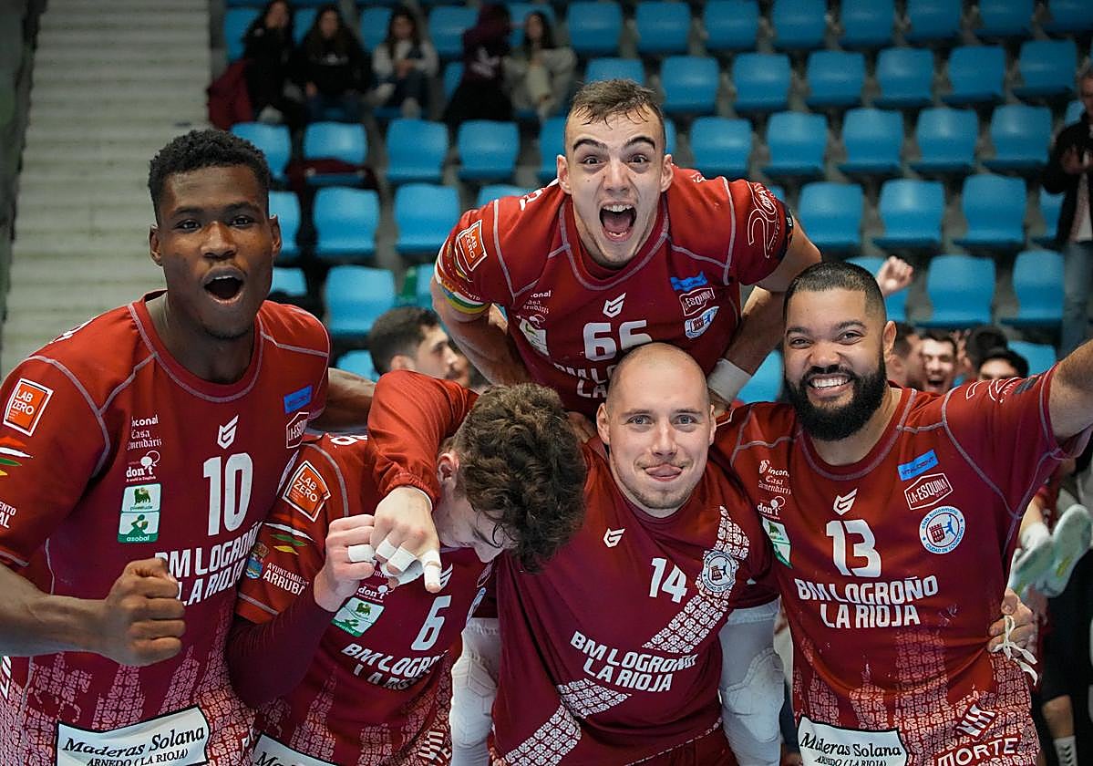 Jugadores del Ciudad de Logroño, celebrando la victoria frente al Anaitasuna.