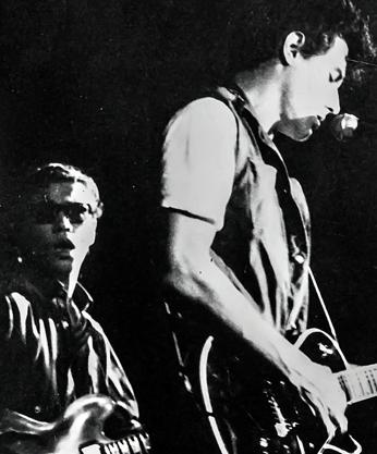 Imagen secundaria 2 - Burning en el camerino, y Pepe Risi en acción, en el Iberpop '85. Abajo a la derecha, Nacho García Vega y Antonio Vega, de Nacha Pop, en Iberpop '84