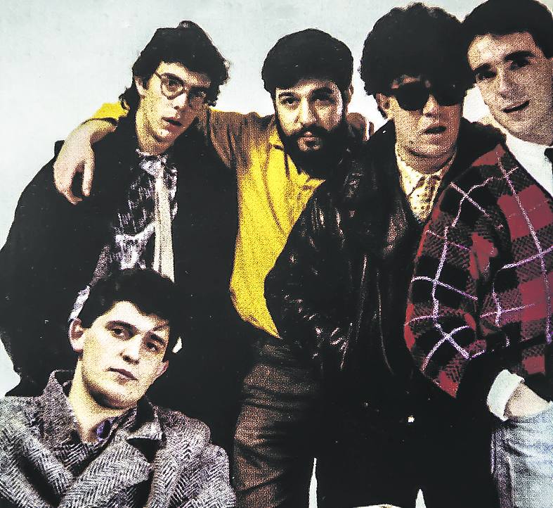 Jorge Elías (sentado), junto al recordado Francis Cillero, Jesús Rocandio, Pedro Almodóvar y Santiago Tabernero, en Iberpop 85.