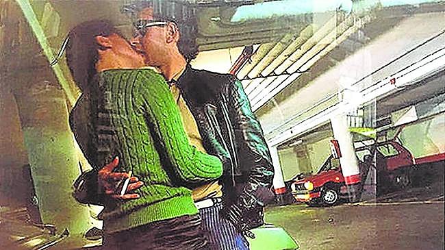 Imagen antes - Arriba, Ana y Roberto se besan en el cartel de Iberpop 84, un diseño de Jorge Elías con fotografía de Jesús Rocandio. Abajo, Meri y Sonia se besan en el mismo lugar cuarenta años después.