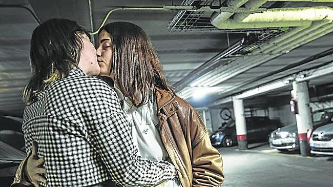 Imagen después - Arriba, Ana y Roberto se besan en el cartel de Iberpop 84, un diseño de Jorge Elías con fotografía de Jesús Rocandio. Abajo, Meri y Sonia se besan en el mismo lugar cuarenta años después.