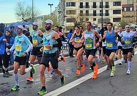 Esther Rodríguez, rodeada de atletas en la prueba donostiarra.