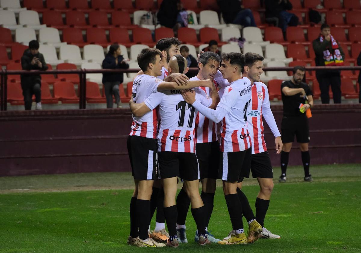 Jugadores de la UD Logroñés celebran uno de los goles frente al Náxara.