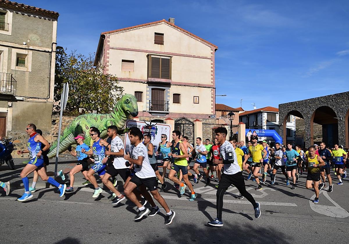 Los corredores, al salir de la plaza Pedro María Sanz Alonso de Igea.
