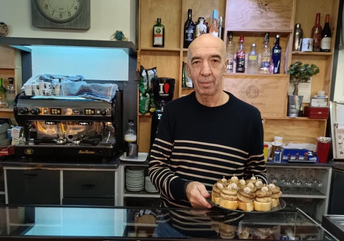 Manu sirvió el domingo sus últimos champis en el bar Liberty.