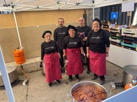 Preparación de los caparrones durante el XXV Festival de la Alubia de Anguiano.