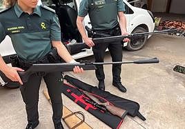 Imagen de las armas que portaba el detenido en su vehículo.