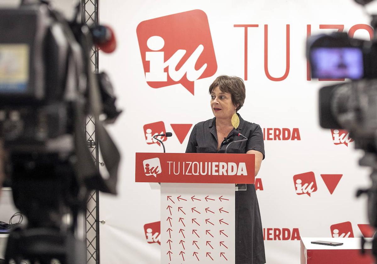 La portavoz de IU, Henar Moreno, en una rueda de prensa.