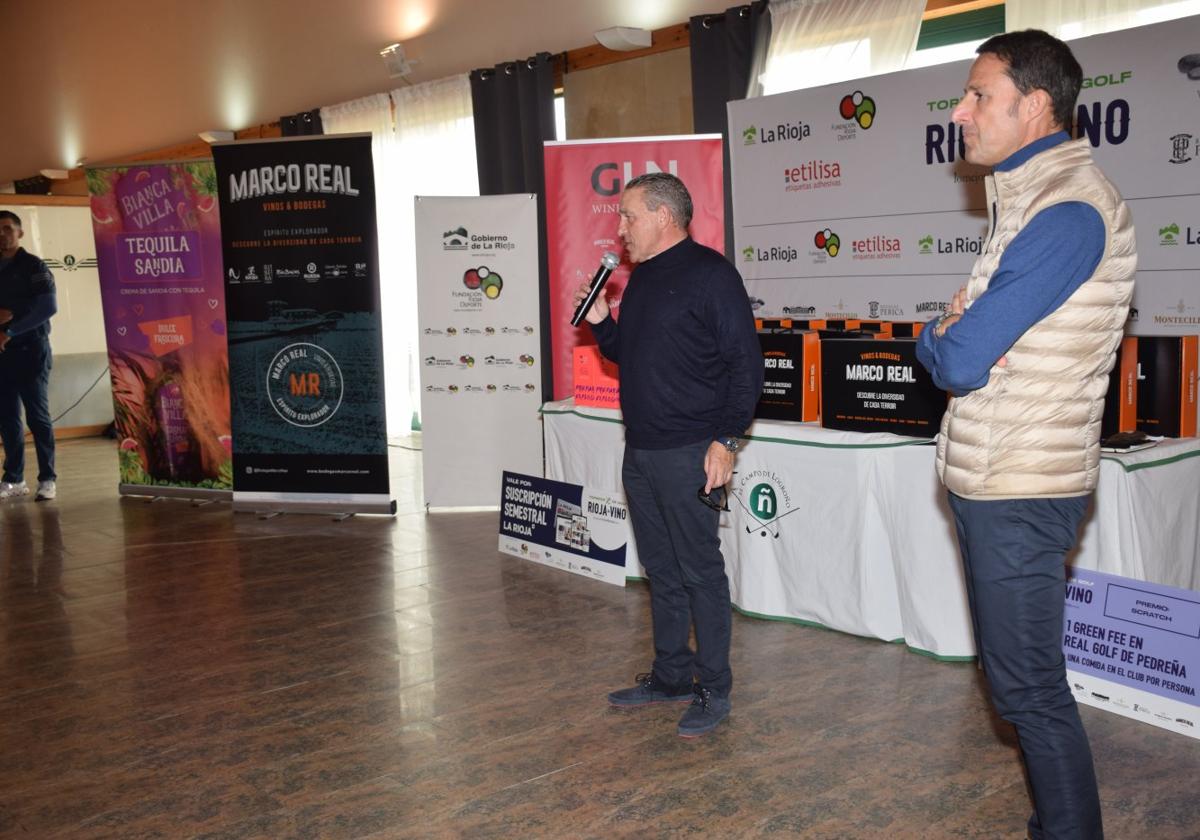 José Manuel Plo, con el micrófono, y Ricardo Aguiriano hicieron de maestros de ceremonias en la presentación del grupo y sus vinos.