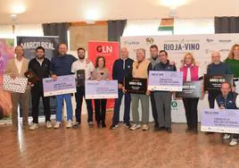 Foto de familia de los ganadores de la regularidad y de la jornada, con organizadores y patrocinadores.