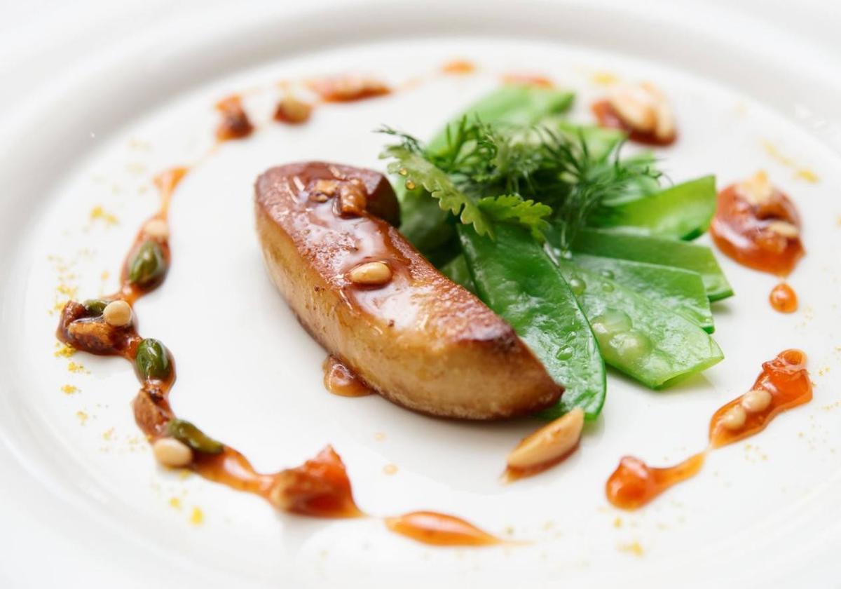 Un plato con foie a la plancha.