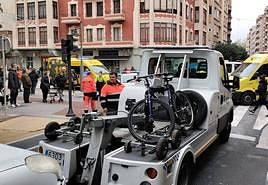 La grúa, Policía Local y ambulancias en el lugar del atropello.