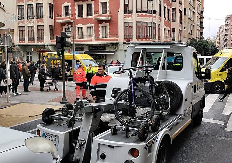 La grúa, Policía Local y ambulancias en el lugar del atropello.