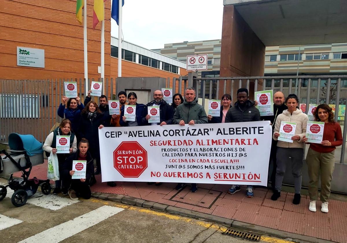 Protesta contra Serunión del Ampa del CEIP Avelina Cortázar de Alberite el pasado miércoles.