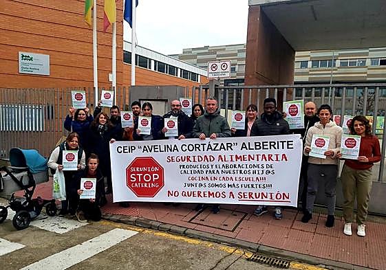 Protesta contra Serunión del Ampa del CEIP Avelina Cortázar de Alberite el pasado miércoles.