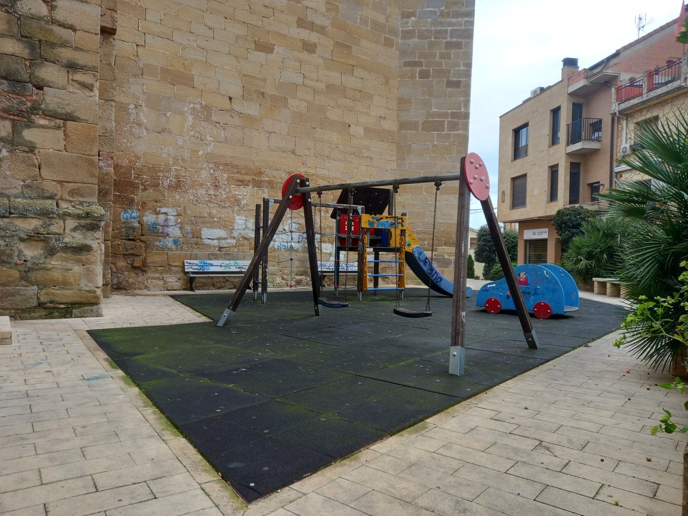 Plaza de la Iglesia de Villamediana, cuya reurbanización sale de un proyecto para ser incluida en otro.