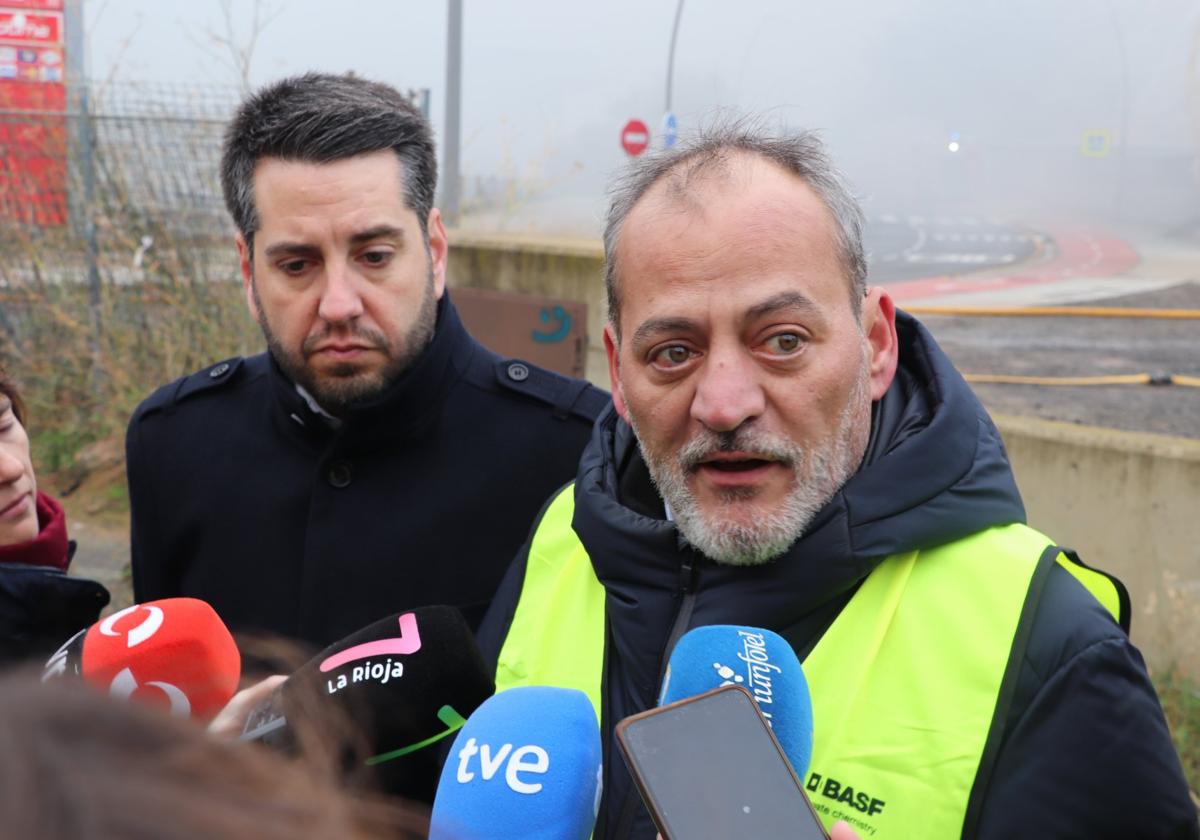 Manolo Abad, con chaleco amarillo, en el lugar del incendio