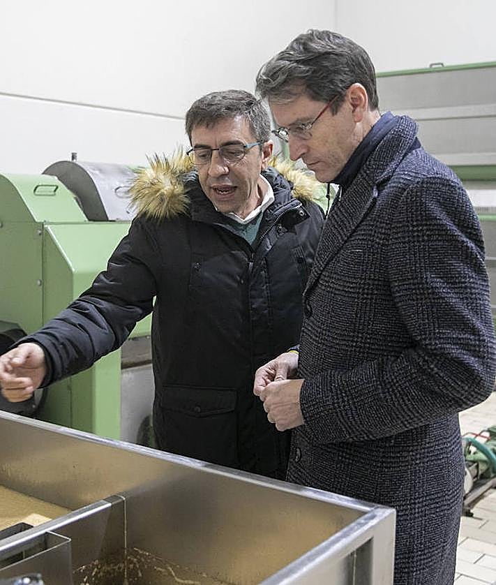 Imagen secundaria 2 - Capellán visita la empresa familiar Almazara Riojana de Aldeanueva de Ebro