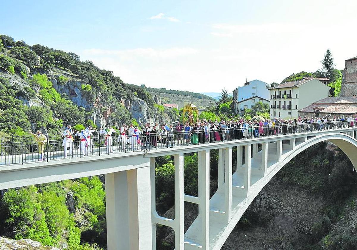 Imagen principal - Ortigosa. Puente de San Martín, rehabilitado y protegido como BIC (arriba). Ezcaray. La Real Fábrica de Paños, reconocida como Bien de Interés Cultural en 1992 (izquieda). Logroño. Chimenea de la antigua Tabacalera. 