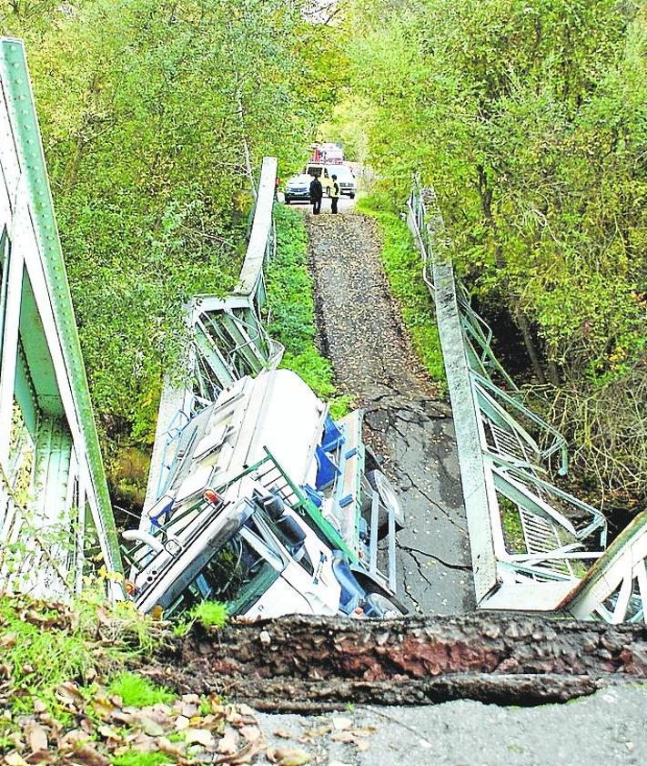 Imagen secundaria 2 - Arenzana. Puente de hierro, hundido en 2020 (derecha). Brieva. Presa de La Retorna.