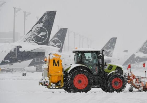 Un tractor quita nieve en la pista del aeródromo alemán.