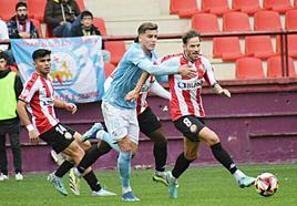 Javi Castellano conduce el balón durante el partido de este domingo.