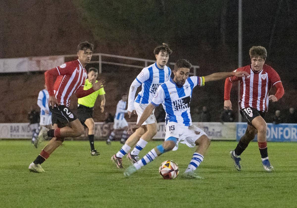 Rojo se prepara para disparar durante el partido de ayer en La Salera contra el Athletic B.