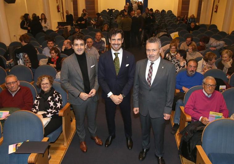 Pablo Sainz-Villegas flanqueado por el director general de Cultura, Roberto Iturriaga, y el alcalde Conrado Escobar, este lunes en la Gonzalo de Berceo.