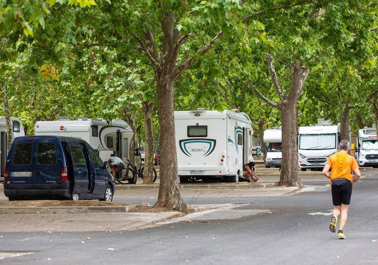 Aparcamiento de Las Norias, donde se instalarán puntos de recarga.