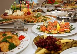 Los canapés abarrotan una mesa.