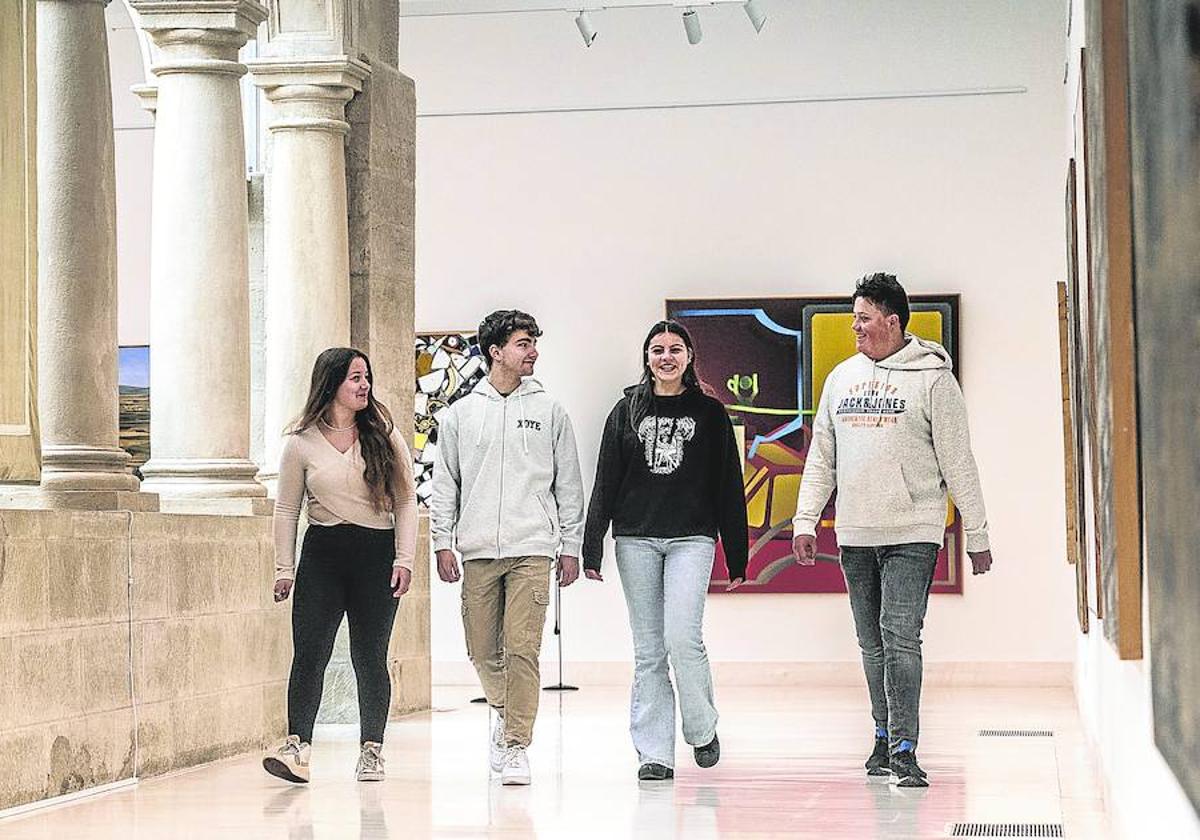 Denisa, Iván, María y Pablo, recorren el claustro del Parlamento tras la charla mantenida con Diario LA RIOJA.