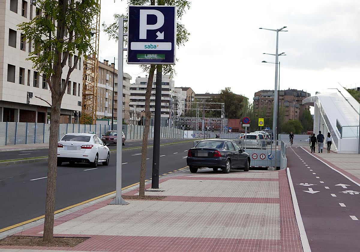 Acceso al depósito de vehículos, junto a la estación del ferrocarril.