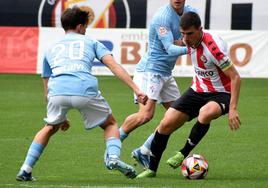 Jaime Paredes, entre dos rivales en el choque del pasado domingo ante el Celta B.