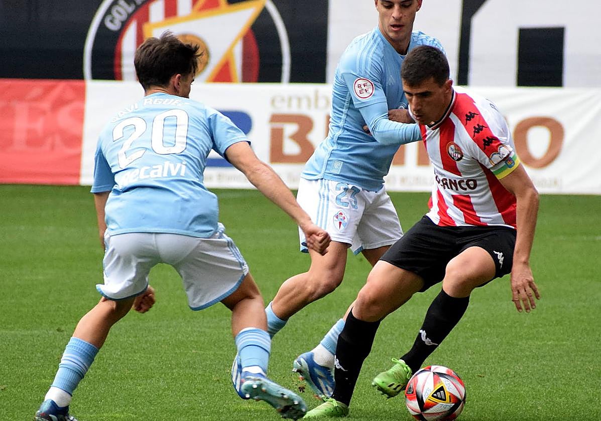 Jaime Paredes, entre dos rivales en el choque del pasado domingo ante el Celta B.