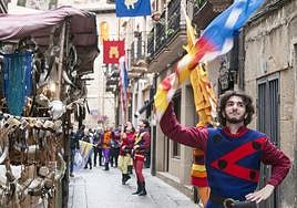 Desfile de los abanderados italianos por las calles del casco antiguo, escenario del Mercado Medieval.