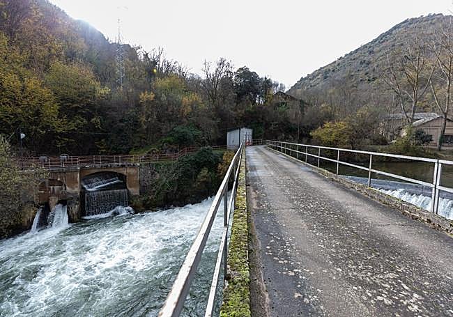 Instalaciones sobre el cauce del Najerilla y la central, a la derecha.