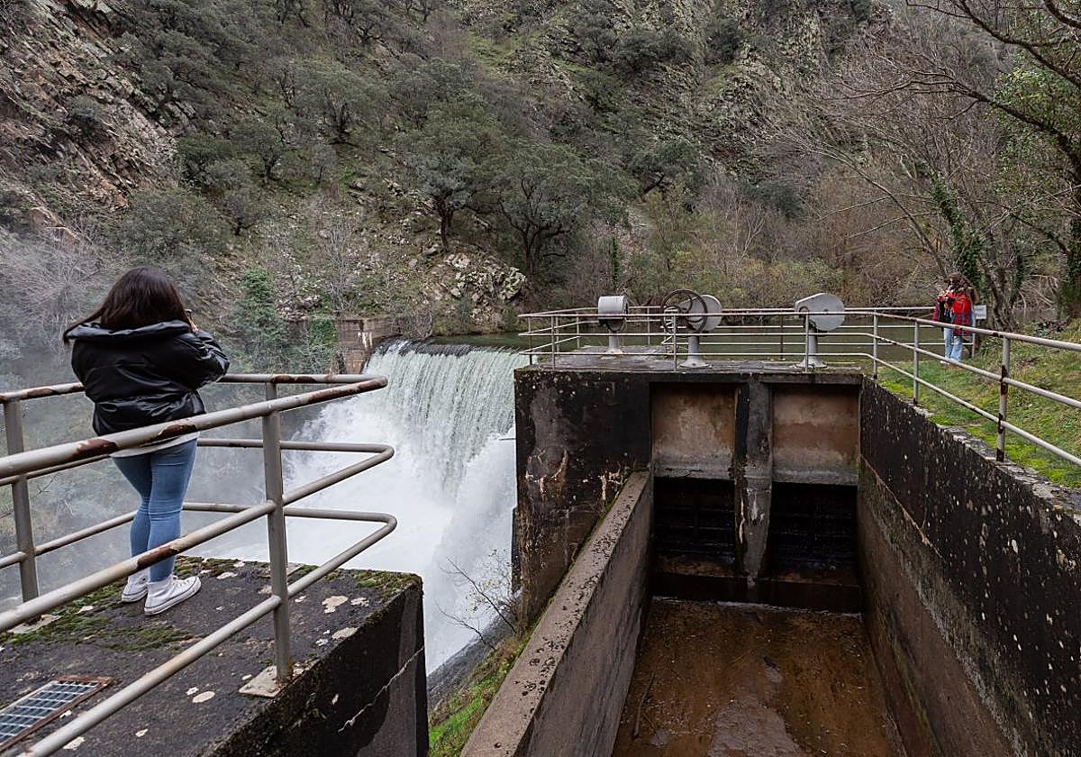 Dos jóvenes fotografían la instalación de La Retorna en Brieva de Cameros.