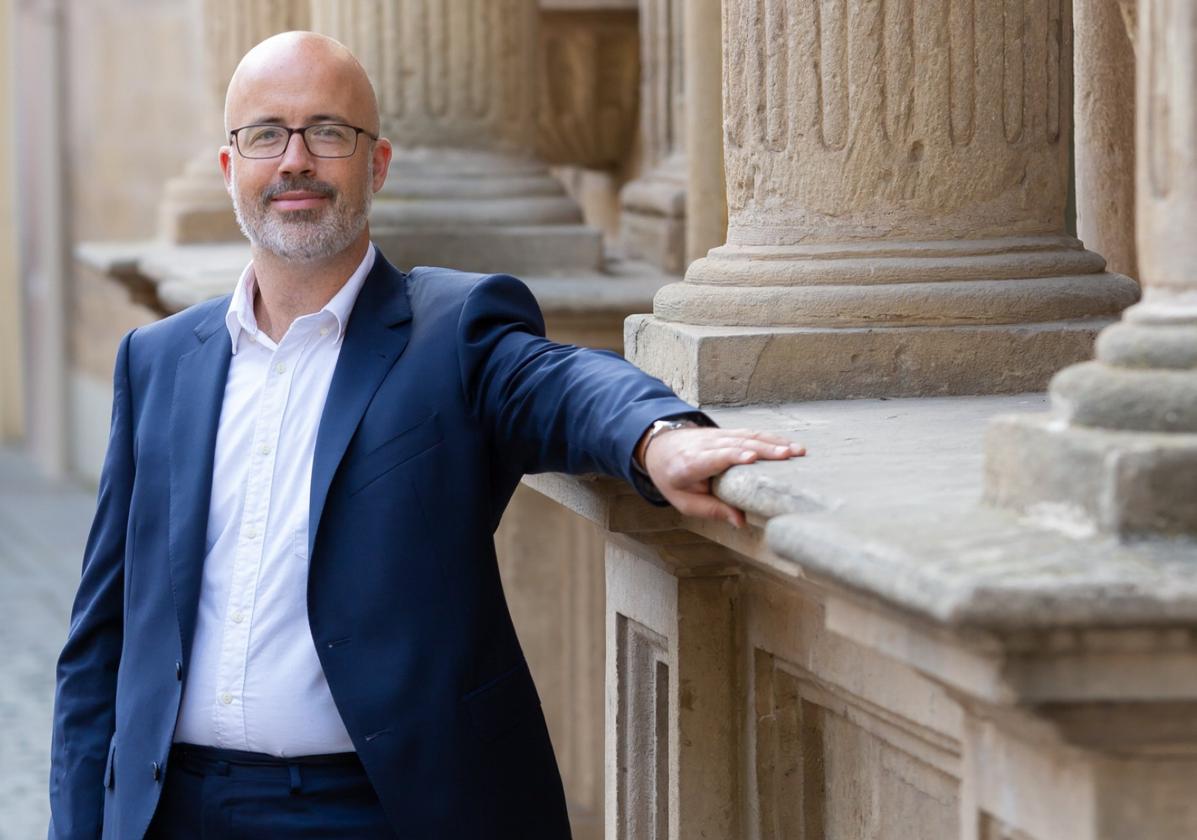 Luis del Romero, en la puerta del Parlamento de La Rioja.