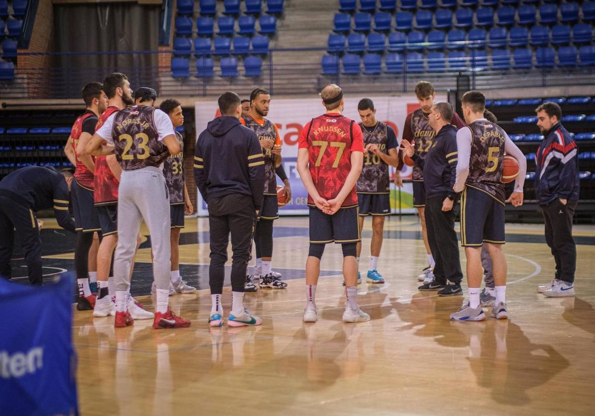 Jenaro Díaz da instrucciones a sus jugadores durante un entrenamiento.