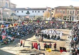 Partida de ajedrez viviente, en una plaza de España abarrotada. Las figuras son voluntarios del público.